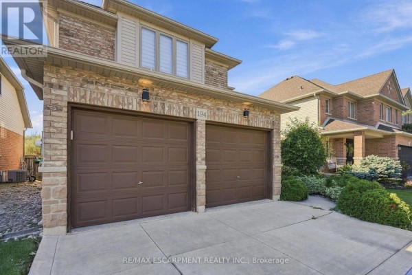 5pc Bathroom - 194 Southbrook Drive, Hamilton, ON L0R1C0 Photo 3