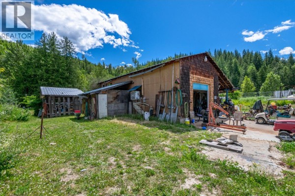 Kitchen - 1940 Trans Can Highway, Sicamous, BC V0E2V0 Photo 4
