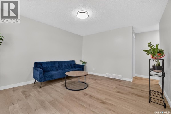 Den - 1944 Dewdney Avenue, Regina, SK S4N4C8 Photo 3