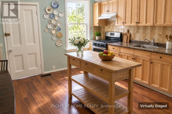 Kitchen - 195 Grace Street, Toronto, ON M6G3A7 Photo 4