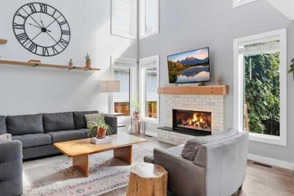 Living room - 196 Riverview Close Se, Calgary, AB T2C4C6 Photo 5