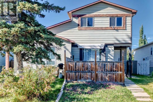 Living room - 197 Cedardale Road Sw, Calgary, AB T2W5A8 Photo 2