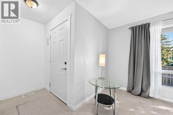 Kitchen - 197 Cedardale Road Sw, Calgary, AB T2W5A8 Photo 4