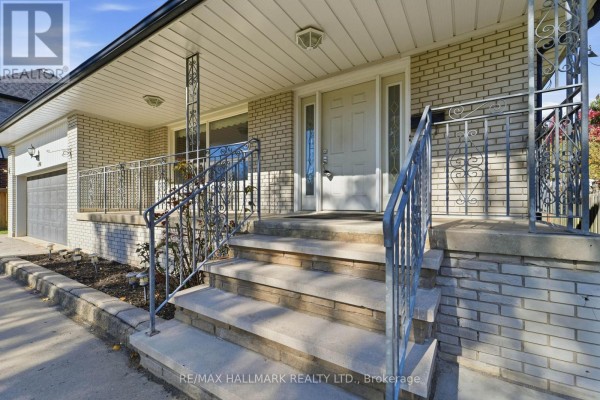Living room - 198 Weldrick Road W, Richmond Hill, ON L4C3V3 Photo 4