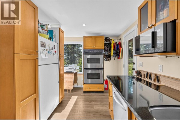 Kitchen - 199 Farleigh Lake Road, Penticton, BC V2A6J7 Photo 5