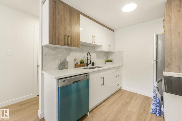 Kitchen - 199b Homestead Cr Nw, Edmonton, AB T5A2Y2 Photo 3
