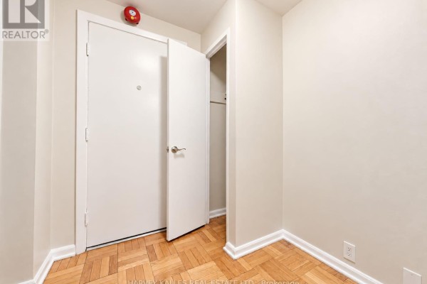 Living room - 1b - 65 Old Mill Road, Toronto, ON M8X1G9 Photo 2