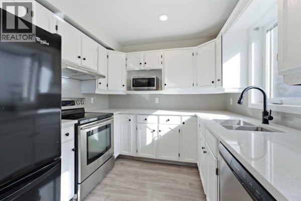 Living room - 2, 2132 35 Avenue Sw, Calgary, AB T2T2E3 Photo 3
