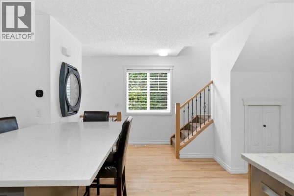Living room - 2, 435 13 Avenue Ne, Calgary, AB T2E1C3 Photo 4