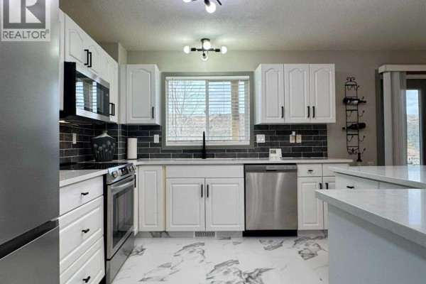 Kitchen - 2 (b), 398 Canyon Boulevard, Lethbridge, AB T1K6V2 Photo 4