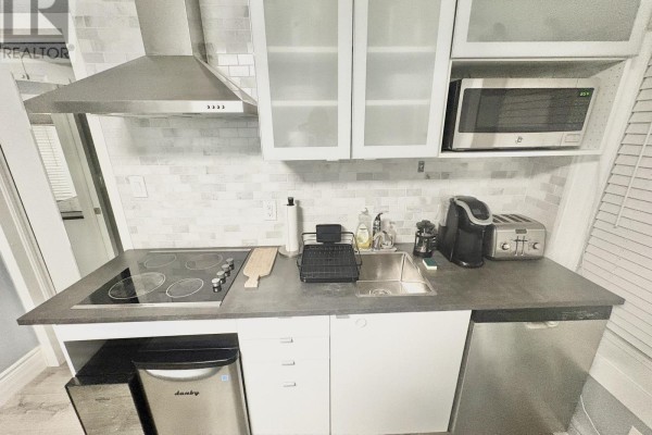 Kitchen - 2 - 11 Saint Patricks Square, Toronto, ON M5T1W8 Photo 3