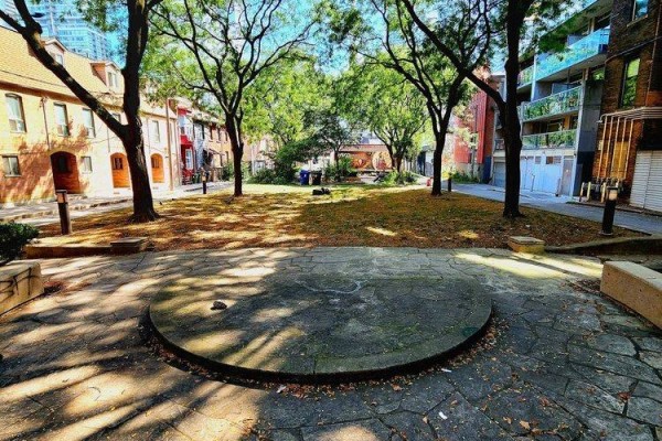 2 - 11 Saint Patricks Square, Toronto, ON M5T1W8 Photo 5