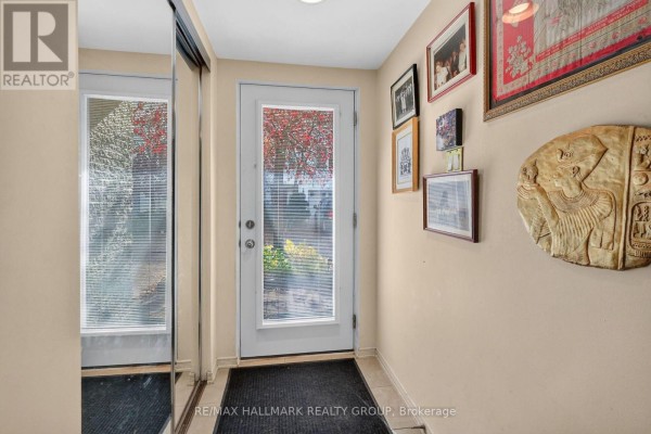 Kitchen - 2 - 121 Mackay Street, Ottawa, ON K1M2B4 Photo 4