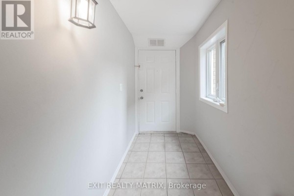 2 - 1384 Chatelain Avenue, Ottawa, ON K1Z8A8 Photo 4