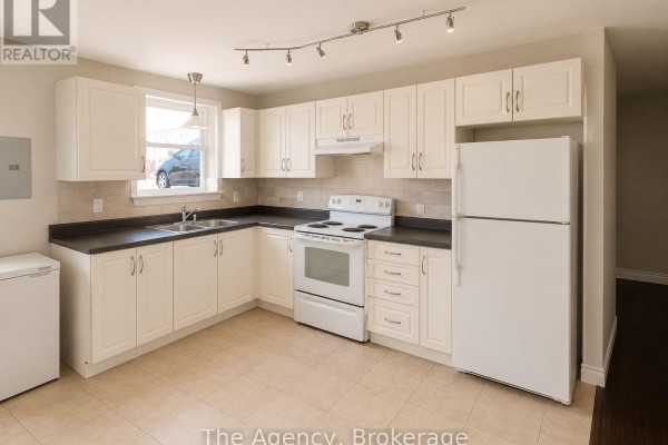 2 - 143 Westchester Crescent, St  Catharines, ON L2P2N8 Photo 4