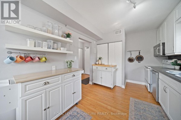 Kitchen - 2 - 2027 Bluefields Drive, Burlington, ON L7P1J9 Photo 3