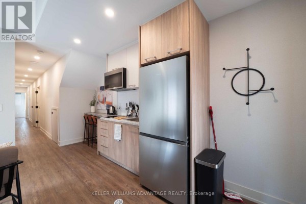 Kitchen - 2 - 23 Ross Street, Toronto, ON M5T1Z8 Photo 4