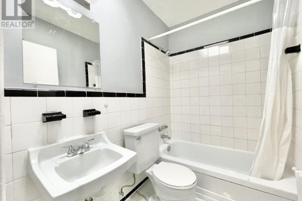 Bathroom - 2 - 2624 Eglinton Avenue E, Toronto, ON M1K2S3 Photo 3