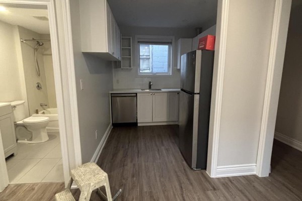 Kitchen - 2 - 3289 Lakeshore Boulevard W, Toronto, ON M8W1M8 Photo 2