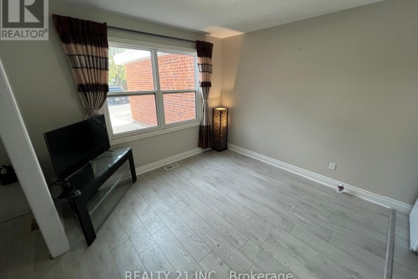 Office - 2 - 405 Keats Way, Waterloo, ON N2L5S7 Photo 4