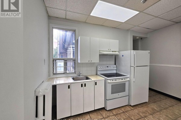 Living room - 2 - 516 Yonge Street, Toronto, ON M4Y1X9 Photo 2