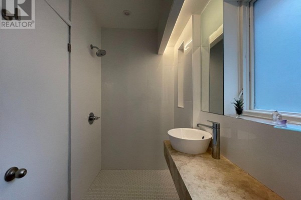 Bathroom - 2 - 60 Beverley Street, Toronto, ON M5T1X9 Photo 5