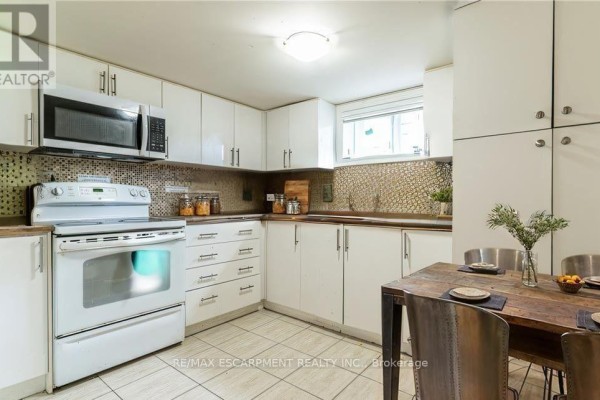 Kitchen - 2 - 609 Mohawk Road E, Hamilton, ON L8V2J8 Photo 2