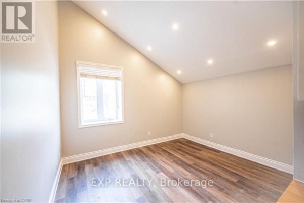 2 - 70 Victoria Avenue S, Hamilton, ON L8N2S7 Photo 4