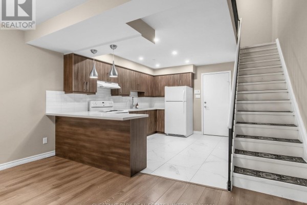 Kitchen - 2 - 880 Broadview Avenue, Toronto, ON M4K2R1 Photo 3