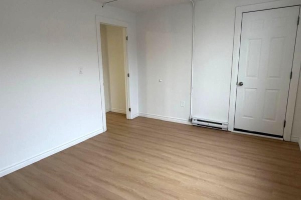 Living room - 2 - 9 Eby Street, Kitchener, ON N2G3K6 Photo 4
