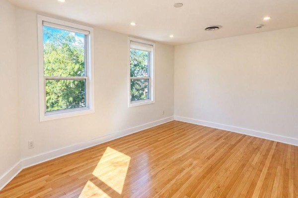 2 - 91 Lewis Street, Toronto, ON M4M2H2 Photo 3