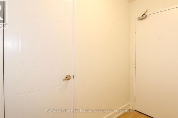 Living room - 2 - 94 Sanford Street, Barrie, ON L4N3C5 Photo 3