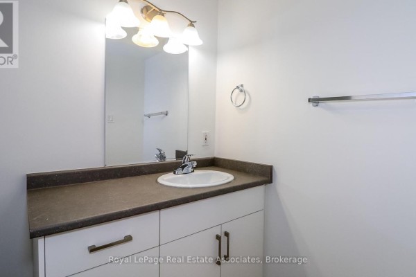 Kitchen - 2 - 94 Sanford Street, Barrie, ON L4N3C5 Photo 4