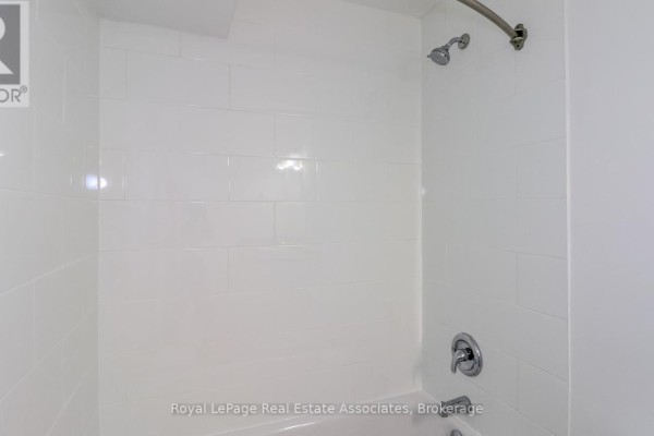 Bathroom - 2 - 94 Sanford Street, Barrie, ON L4N3C5 Photo 5