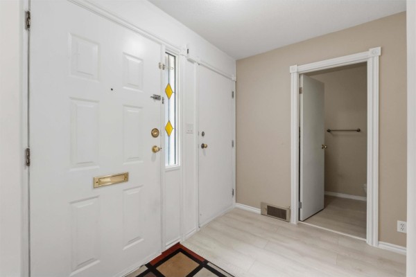 2 10094 154 Street, Surrey, BC V3R4J6 Photo 2