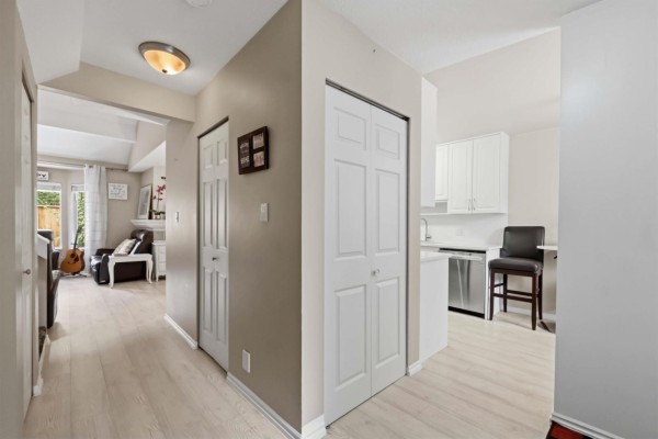 2 10094 154 Street, Surrey, BC V3R4J6 Photo 3