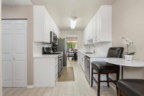 2 10094 154 Street, Surrey, BC V3R4J6 Photo 4