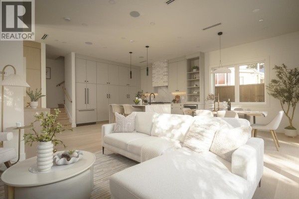 2 1376 E 11th Avenue, Vancouver