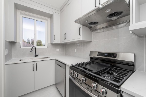 2 14259 Park Drive, Surrey, BC V3R5P1 Photo 5
