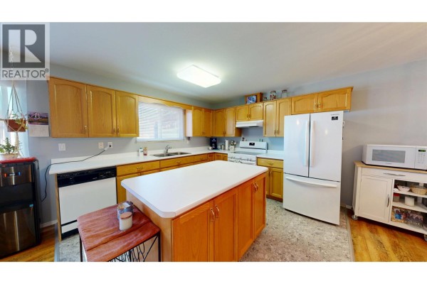 2 202 8th Street, 100 Mile House, BC, photo 2