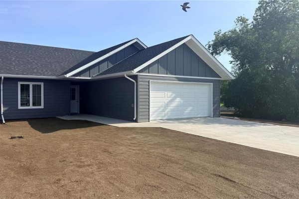 2 219 Lake Street S, Deloraine, MB, photo 2