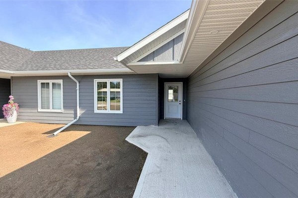 2 219 Lake Street S, Deloraine, MB, photo 3