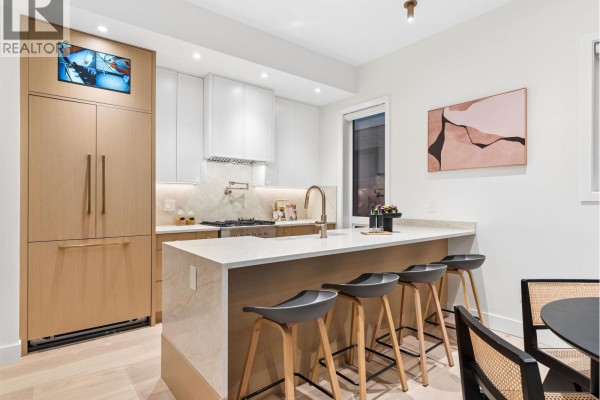 2 2541 E 2nd Avenue, Vancouver
