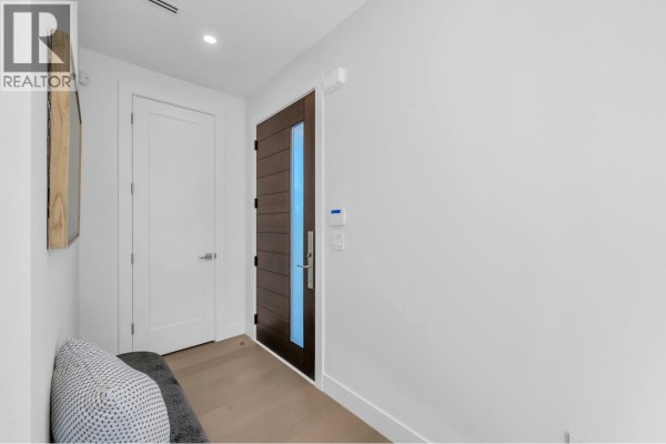 2 3034 E 5th Avenue, Vancouver, BC V5M1N8 Photo 3