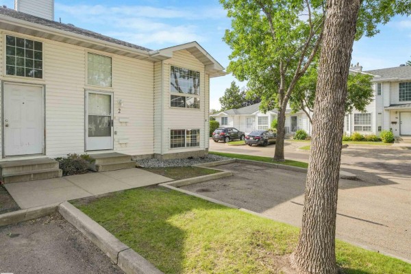 Family room - #2 3311 58 St Nw, Edmonton, AB T6L6X3 Photo 4