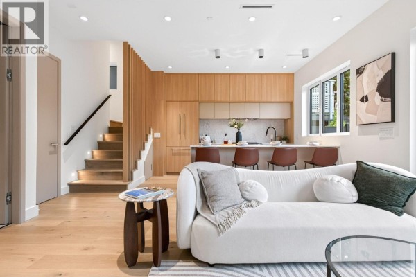 2 3315 W 10th Avenue, Vancouver