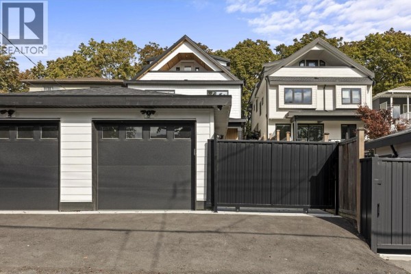 2 3576 E Pender Street, Vancouver, BC V5K2E3 Photo 3