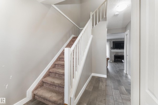 Family room - #2 4707 126 Av Nw, Edmonton, AB T5A4K4 Photo 4