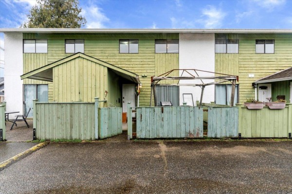 Front entrance of townhouse with covered patio and outdoor seating area - 2 9342 Hazel Street, Chilliwack Proper East, Chilliwack