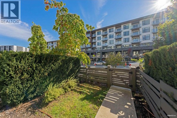 2 9739 University Crescent, Burnaby, BC V5A0E8 Photo 3